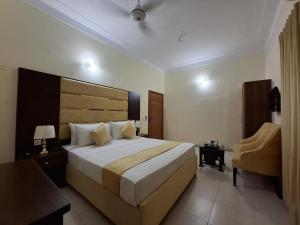 Una cama o camas en una habitación de Orion Hotel