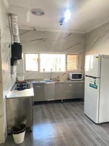 Kuchyň nebo kuchyňský kout v ubytování room near train station and airport