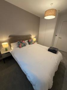 Ένα ή περισσότερα κρεβάτια σε δωμάτιο στο J&E Modern Luxury Apartment +2 φωτογραφίες