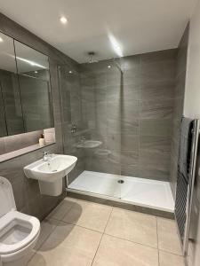 Ένα μπάνιο στο J&E Modern Luxury Apartment