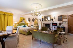 罗马Loft Appia Antica Donna Eugenia的带床的客厅和餐厅 更多32张照片