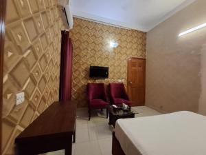 Una televisión o centro de entretenimiento en Orion Hotel