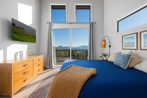 Postel nebo postele na pokoji v ubytování Infinity View Lodge - Private Gym Sauna and Pool