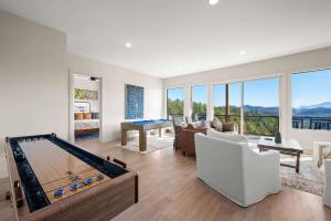 Posezení v ubytování Infinity View Lodge - Private Gym Sauna and Pool + 33 fotografií