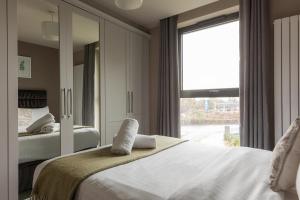 Postel nebo postele na pokoji v ubytování Skyline Serenity: Exquisite 3-Bedroom Ultra-Luxury Penthouse