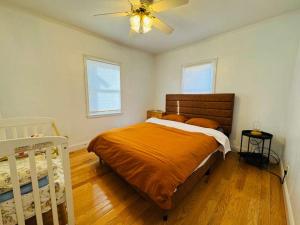 Postel nebo postele na pokoji v ubytování Family Home near NY Beach - Private Workspace