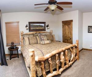 Postel nebo postele na pokoji v ubytování Western Cabin Surrounded by Sublime Natural Beauty near Zion National Park in Utah