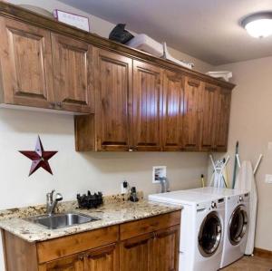 Kuchyň nebo kuchyňský kout v ubytování Western Cabin Surrounded by Sublime Natural Beauty near Zion National Park in Utah + 20 fotografií