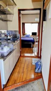 een keuken met een spoelbak en een aanrechtblad bij Kokusaigakusya Ozukikaikan - Vacation STAY 18798 in Hadano