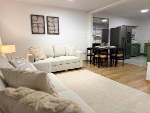 Χώρος καθιστικού στο Romantic getaway with pool & panoramic vineyards +6 φωτογραφίες