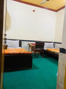 Et opholdsområde på Al ibadat hotel Peshawar + 1 billede