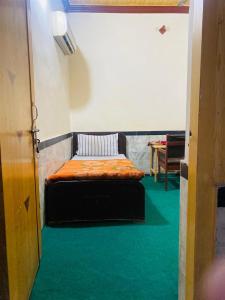 En eller flere senge i et værelse på Al ibadat hotel Peshawar