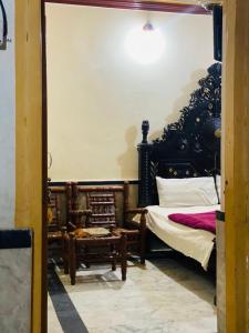 En eller flere senge i et værelse på Al ibadat hotel Peshawar