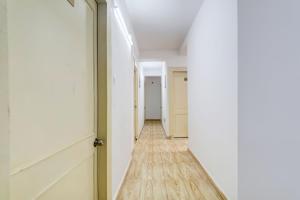 een lege hal met een open deur en houten vloeren bij Super Hotel O Sunshine Palace in Nagpur