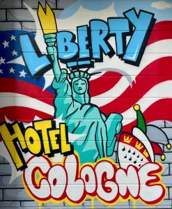 um mural da estátua da liberdade com a bandeira americana em Liberty Hotel Cologne em Colónia