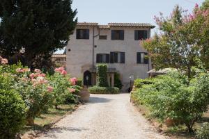 罗马Loft Appia Antica Donna Eugenia的一座大石头建筑,前面有鲜花