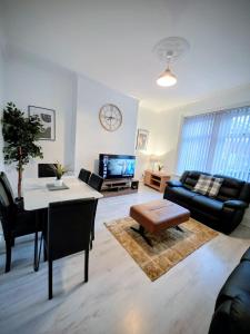 ein Wohnzimmer mit einem Tisch und einem Sofa in der Unterkunft Union Palace, Free Parking in Blythe