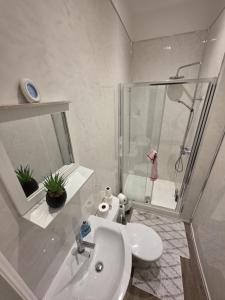 ein weißes Badezimmer mit Dusche und Waschbecken in der Unterkunft Union Palace, Free Parking in Blythe