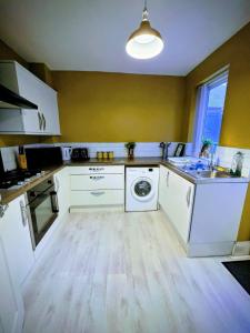 eine Küche mit Spüle und Waschmaschine in der Unterkunft Union Palace, Free Parking in Blythe