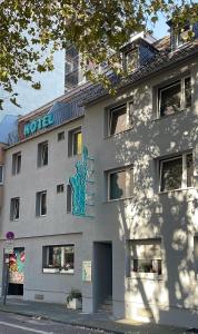 um edifício com um leão pintado ao lado dele em Liberty Hotel Cologne em Colónia mais 22 fotografias