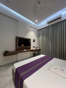 Postel nebo postele na pokoji v ubytování Purple Lotus Suites