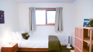 Un dormitorio con una cama y una ventana en Lay Back Lodge, en Kimberley