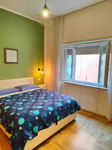 コゼンツァにあるBrutia Mom&Sonのベッドと窓のある寝室