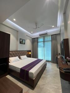 Postel nebo postele na pokoji v ubytování Purple Lotus Suites + 7 fotografií