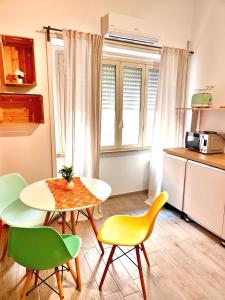 コゼンツァにあるBrutia Mom&Sonのテーブルと椅子とキッチンのある部屋