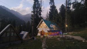 a small house in the middle of a forest at The shire kalga in Kasol