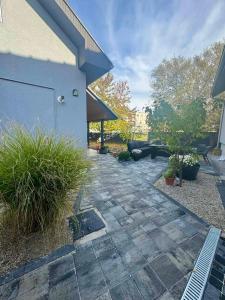 Un patio de una casa con un pabellón y plantas en Lux apartman u centru- dve spavaće sobe, parking u okviru dvorista, en Jagodina 12 fotos más