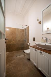 Koupelna v ubytování MINIQ HOMES 105 - Garden Cinema, BBQ, Foça Center 2BR Stone Home