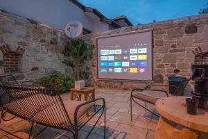 TV a/nebo společenská místnost v ubytování MINIQ HOMES 105 - Garden Cinema, BBQ, Foça Center 2BR Stone Home