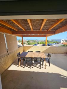 Μπαλκόνι ή βεράντα στο La perle rare