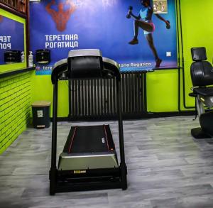 una cinta de correr en un gimnasio con un cartel en la pared en Sobe Rogatica, en Rogatica 4 fotos más