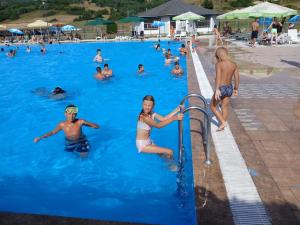 un grupo de personas en una piscina en Sobe Rogatica, en Rogatica