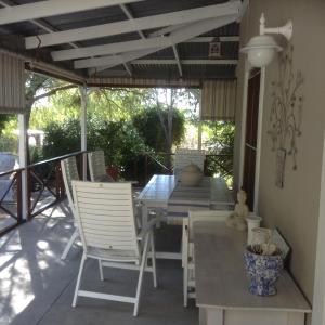 En balkon eller terrasse på LAVENDERS COTTAGE + 15 billeder