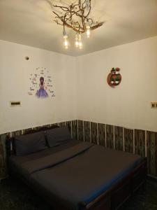 Postel nebo postele na pokoji v ubytování KMT Ooty villa mangal niketen