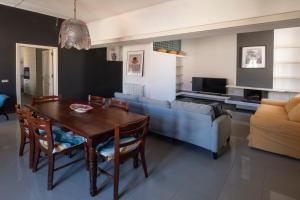 a living room with a table and a blue couch at san Lorenzo by the sea in Augusta