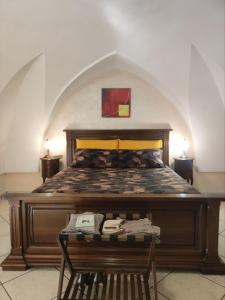 een groot bed met een houten frame in een kamer bij Casa vacanza Gallipoli centro in Gallipoli