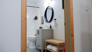 un baño con inodoro y espejo en Lay Back Lodge, en Kimberley 25 fotos más