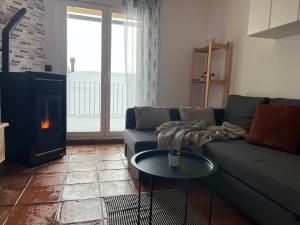 ein Wohnzimmer mit Couch und Kamin in der Unterkunft Vista Nevada Ski Lodge in Sierra Nevada