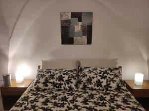 een slaapkamer met een bed met een zwart-wit dekbed bij Casa vacanza Gallipoli centro in Gallipoli