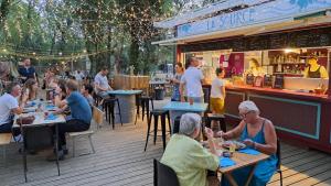 un groupe de personnes assises à des tables à l'extérieur d'un restaurant dans l'établissement Auberge Nostradamus, Appartement 4, à Salon-de-Provence