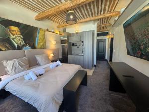 une chambre avec un grand lit avec un tableau au mur dans l'établissement Auberge Nostradamus, Appartement 4, à Salon-de-Provence