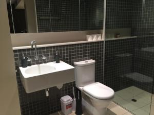 Koupelna v ubytování Fantastic Freshwater + 31 fotografií