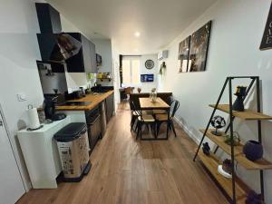 Kuchyň nebo kuchyňský kout v ubytování L'Escapade Urbaine + 38 fotografií