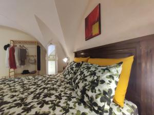 a bedroom with a bed with black and yellow pillows at Casa vacanza Gallipoli centro in Gallipoli