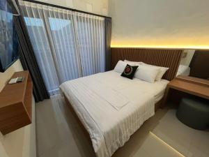 Habitación de hotel con cama con almohada en Villa 160 Prambanan, en Randugunting