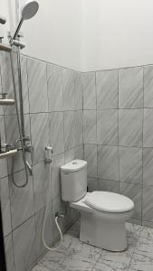 Un baño con inodoro y ducha en Villa 160 Prambanan, en Randugunting